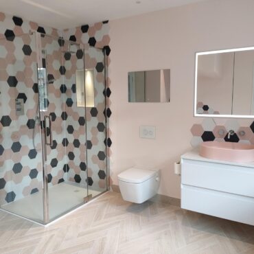 Fun and colourful bathroom desgin for teenage girl with hexagon tiles and pink sink